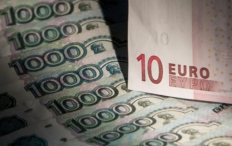 Курс евро снова превысил 102 рубля От Investing.com