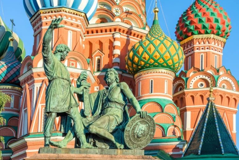 Сбои банковских сервисов в Москве усиливают внимание к доступности наличных
